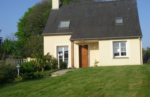 La Vicomte-sur-Rance Casa | bonita y luminosa casa con gran jardín cerrado