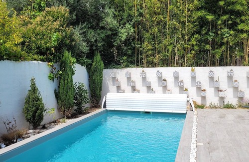Merignac Casa | Pleasant house sleeps 10 with swimming pool and air conditioning, ideal for a family or group of friends.