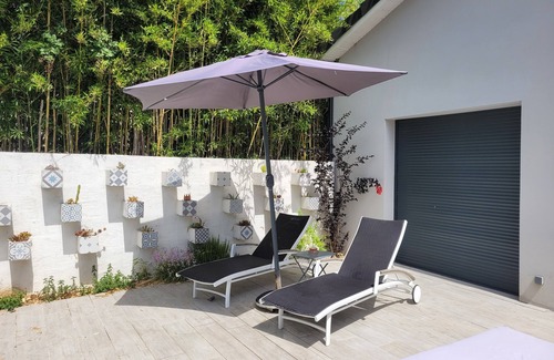 Merignac Casa | Pleasant house sleeps 10 with swimming pool and air conditioning, ideal for a family or group of friends.