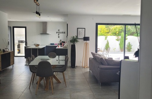 Merignac Casa | Pleasant house sleeps 10 with swimming pool and air conditioning, ideal for a family or group of friends.