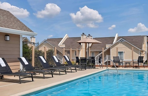 East Colorado Springs Apartamento | Pleasant Stay! FOUR Pet-friendly Suites w/ Kitchen, Onsite Pool, Free Breakfast!