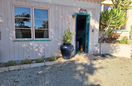 Toro Canyon Apartamento | Pleasant studio with WiFi in the charming Foothills of Carpinteria.n