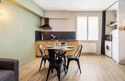 Doue-la-Fontaine Casa | Pleasant town house with terrace near zoo