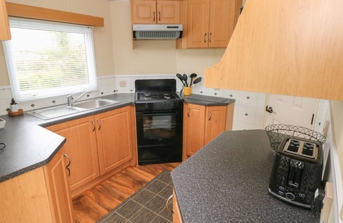 Whitland Cabaña | PLEMBURY COTTAGE CARAVAN, family friendly, with a garden in Whitland