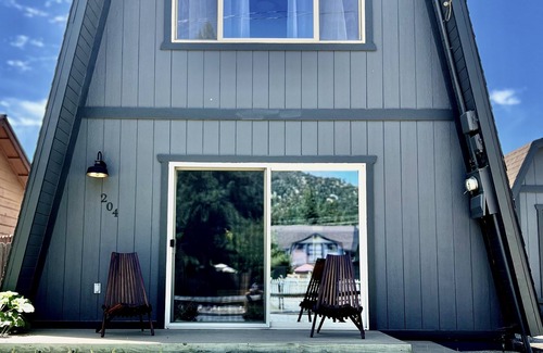 Big Bear City Cabina | Plug in to the peace, joy, and Zen at this modern Modified A-Frame Cabin!