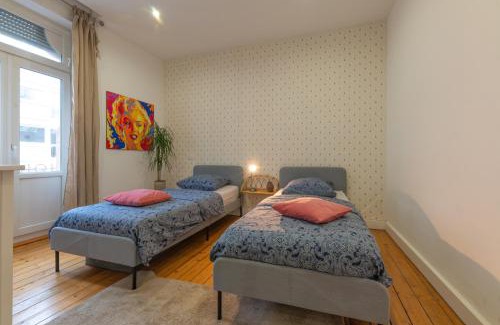 Sablon Apartamento | Plumeria - Grand Appartement 75m2 - Au calme avec Jardin - Idéal Famille ou Groupe de Travailleurs - Parking Public Gratuit - 2 Chambres - 4 Lits séparés