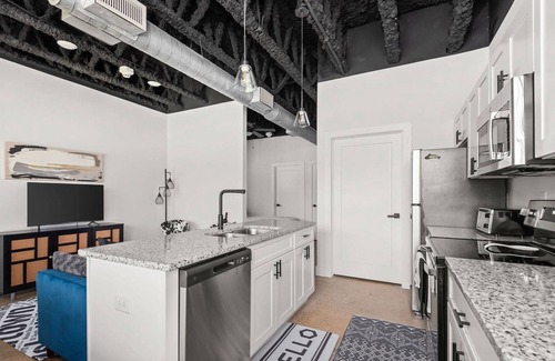 Nashville Condominio | Plus One - Pet Friendly ~ Unique Reclaimed Commercial Space ~ 8 Min to Downtown