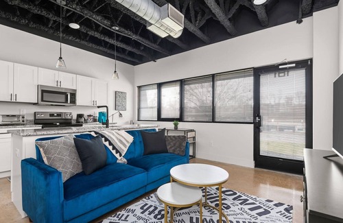 Nashville Condominio | Plus One - Pet Friendly ~ Unique Reclaimed Commercial Space ~ 8 Min to Downtown