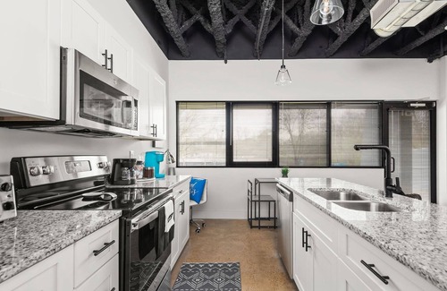 Nashville Condominio | Plus One - Pet Friendly ~ Unique Reclaimed Commercial Space ~ 8 Min to Downtown