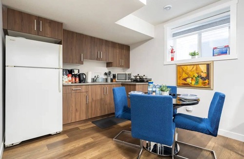 Airdrie Casa | ♡ Plush Suite with | Pet Friendly | Fast Wi-Fi | Perfect for Long Stays ♡