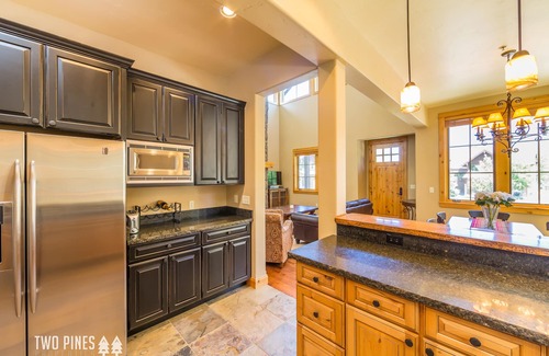 Big Sky Casa | Lone Peak Townhome - ¡En el centro de la ciudad, campamento base perfecto para actividades de invierno!