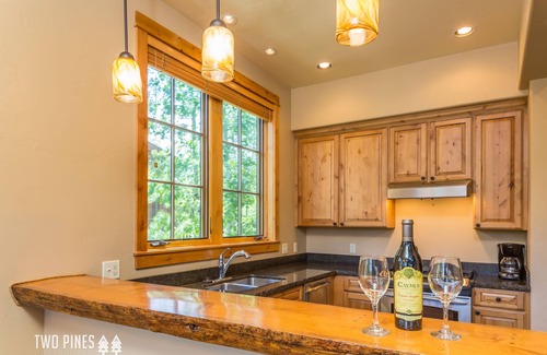 Big Sky Casa | Lone Peak Townhome - ¡En el centro de la ciudad, campamento base perfecto para actividades de invierno!