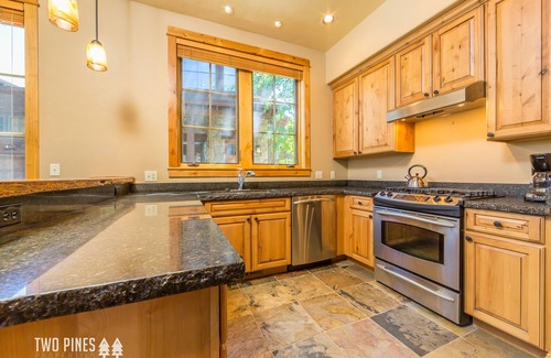 Big Sky Casa | Lone Peak Townhome - ¡En el centro de la ciudad, campamento base perfecto para actividades de invierno!