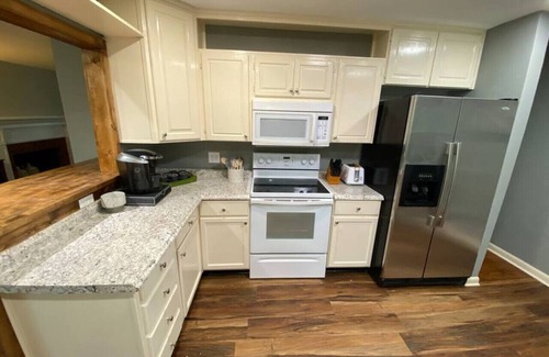 Knoxville Casa | Plymouth · Quiet City Home, 7-8 min to Downtown Knox