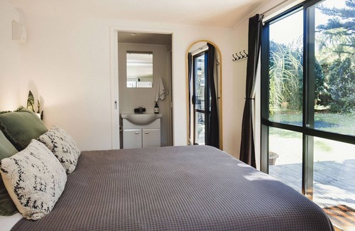 New Plymouth Cabaña | Pocket Paradise Prime City Location
