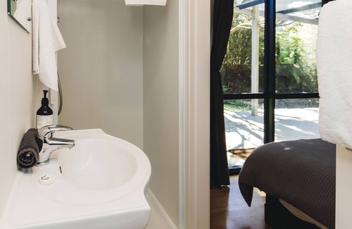 New Plymouth Cabaña | Pocket Paradise Prime City Location