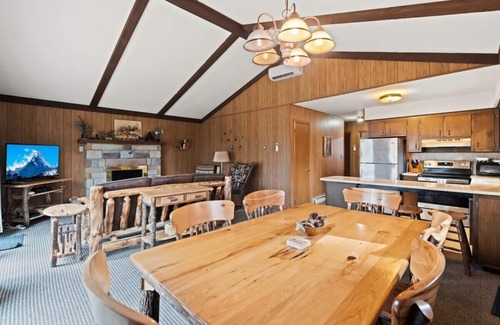 Locust Lake Village Chalet De Esquí | Pocono Chalet| Hot tub | Sauna | Lake Access