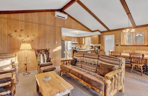 Locust Lake Village Chalet De Esquí | Pocono Chalet| Hot tub | Sauna | Lake Access