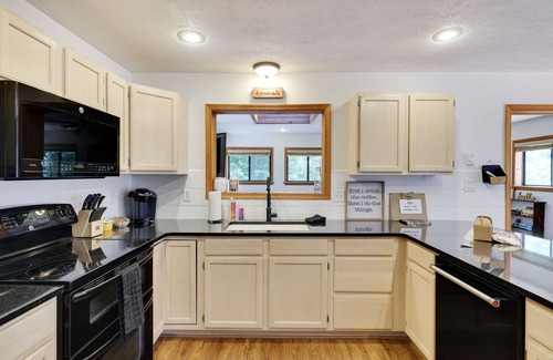 Lakeville Chalet De Esquí | Pocono Chalet- walking distance to Lake Wallenpaupack- 3 Full baths