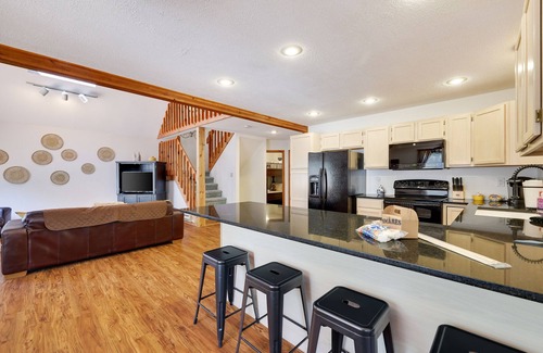 Lakeville Chalet De Esquí | Pocono Chalet- walking distance to Lake Wallenpaupack- 3 Full baths