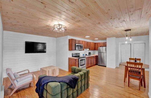 Canadensis Apartamento | Pocono Charmer | Firepits | Pickleball | Pets Okay