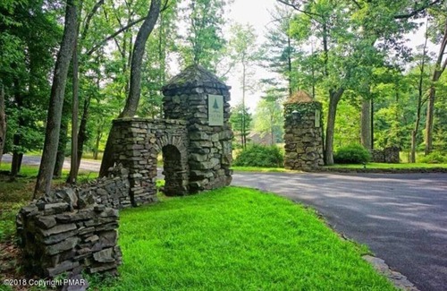 Mountainhome Cabaña | Pocono Cottage
