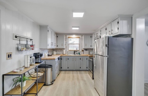Newfoundland Otro | Pocono Family Farmhouse w/king bed and game room!