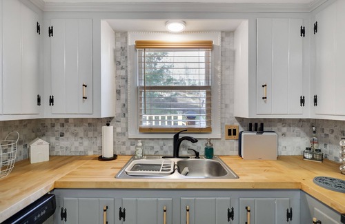 Newfoundland Otro | Pocono Family Farmhouse w/king bed and game room!
