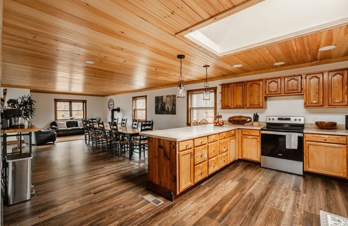 Thornhurst Cabina | Pocono Family Getaway - Beautiful Home in Arrowhead Lakeside Community!