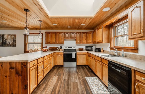 Thornhurst Cabina | Pocono Family Getaway - Beautiful Home in Arrowhead Lakeside Community!