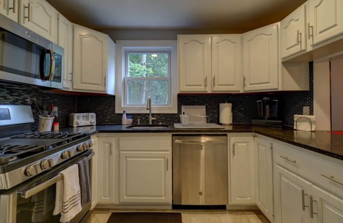 Canadensis Casa | Pocono Getaway / Hot Tub / Fire Pit / Volleyball / Billiards / Ping Pong / Poker