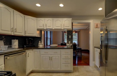 Canadensis Casa | Pocono Getaway / Hot Tub / Fire Pit / Volleyball / Billiards / Ping Pong / Poker