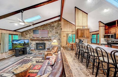 Gouldsboro Casa | Pocono House con bañera de hidromasaje al aire libre, admite mascotas, 2 canoas, kayak y chimenea