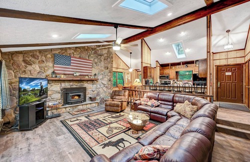 Gouldsboro Casa | Pocono House con bañera de hidromasaje al aire libre, admite mascotas, 2 canoas, kayak y chimenea