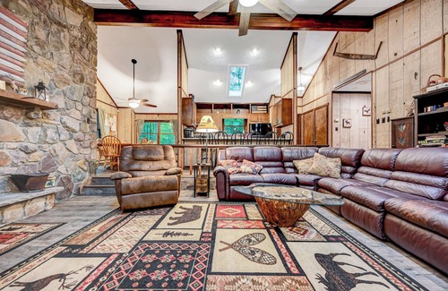Gouldsboro Casa | Pocono House con bañera de hidromasaje al aire libre, admite mascotas, 2 canoas, kayak y chimenea