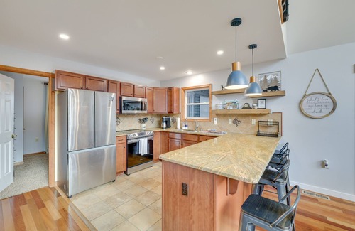 Pocono Lake Cabaña | Pocono Lake Cottage w/ Private Indoor Hot Tub