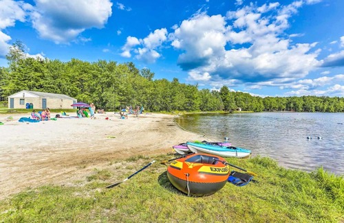Pocono Lake Casa | Pocono Lake Relaxy Cabin with Resort Amenities!