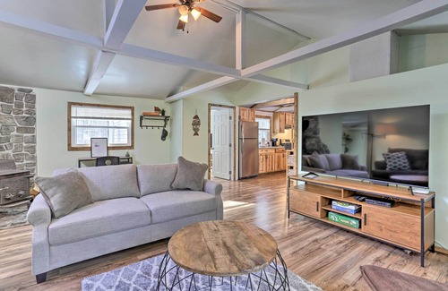 Thornhurst Cabina | Pocono Lake Retreat w/ Fire Pit + Private Hot Tub!