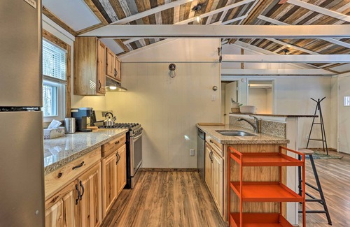 Thornhurst Cabina | Pocono Lake Retreat w/ Fire Pit + Private Hot Tub!