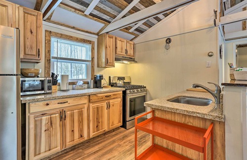 Thornhurst Cabina | Pocono Lake Retreat w/ Fire Pit + Private Hot Tub!