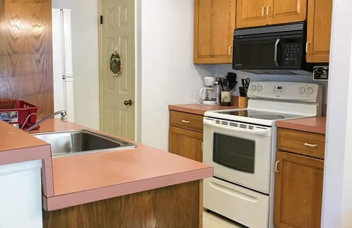 Lake Harmony Condominio | Pocono Lakefront 2BR 1000Sqt. A minutos de las pistas de esquí! Condominio con TV por cable Wifi