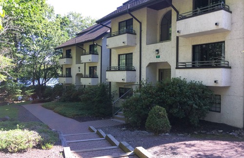 Lake Harmony Condominio | Pocono Lakefront 2BR 1000Sqt. A minutos de las pistas de esquí! Condominio con TV por cable Wifi