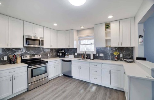 East Stroudsburg Casa | Pocono lakeside retreat | Pool Table | Fire pit