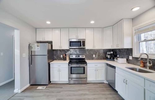 East Stroudsburg Casa | Pocono lakeside retreat | Pool Table | Fire pit