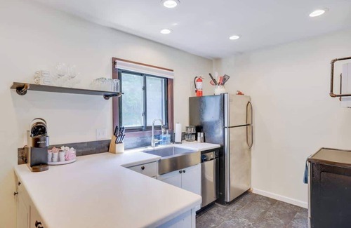 Village at Camelback Apartamento | Pocono Mountain Chalet | Camelback Ski-in Ski-out!