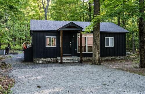 Greentown Casa | Pocono Mountain Retreat with Hot Tun and Sauna