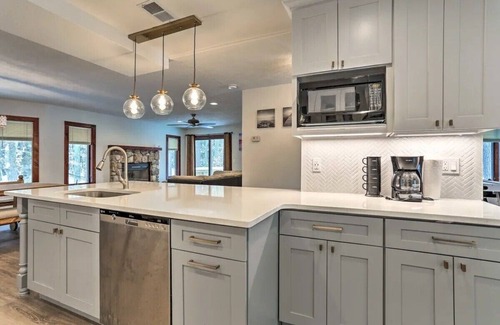Pocono Pines Casa | Pocono Mountains Lake Naomi - Pocono Pines, PA renovated luxury design house