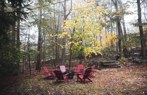 Tobyhanna Cabina | Poconos A-frame cabin - firepit, grill, near pool and lake