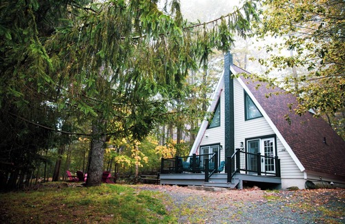 Tobyhanna Cabina | Poconos A-frame cabin - firepit, grill, near pool and lake