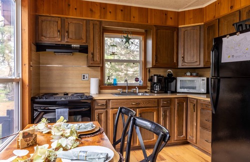 Albrightsville Cabina | Poconos Cabin Hot Tub| Outdoor Shower| Kayak | Walk to Lake